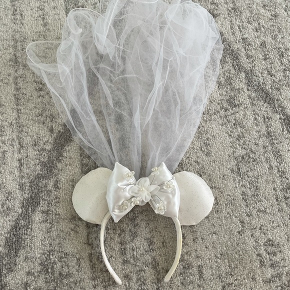 Disney Minnie Mouse Bridal Ear Headband main image 4